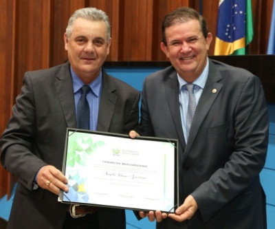 Deputado Eduardo Rocha entrega título de cidadão sul-mato-grossense a prefeito de Três Lagoas