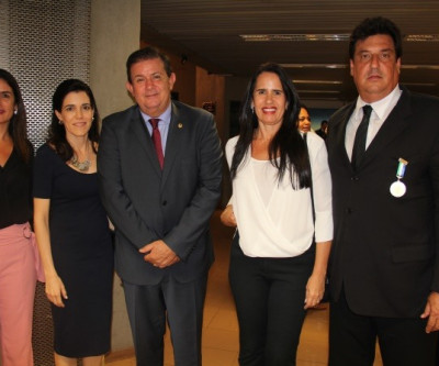 Deputado Eduardo Rocha homenageia médicos em sessão solene na Assembleia