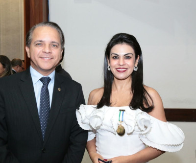 Coronel David homenageia médica anestesiologista por atuação em prol da saúde na Capital