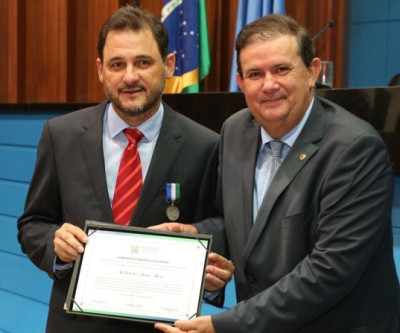 Prefeito de Costa Rica recebe Comenda do Mérito Legislativo de deputado Eduardo Rocha