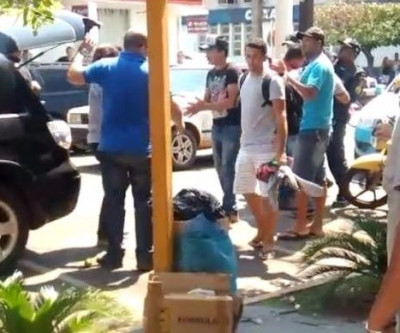 Cumprindo lei municipal, fiscais recolhem mercadoria de ambulantes no centro 