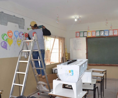 Salas de aula das Escolas Municipais começam a receber aparelhos de ar condicionado