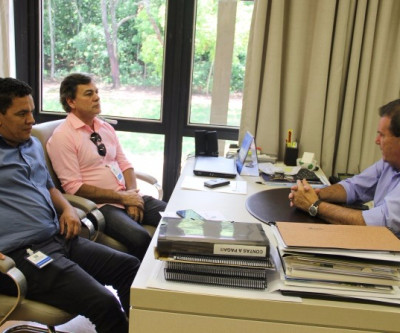 Deputado Eduardo Rocha recebe a visita de dois vereadores de Três Lagoas