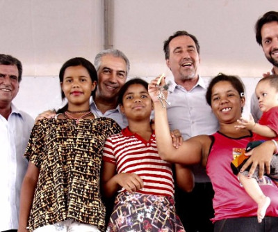 Com ministro, governador realiza sonho da casa própria de 327 famílias