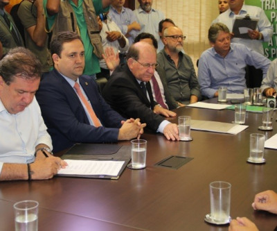 Deputado Eduardo Rocha participa de assinatura da redução do ICMS do leite