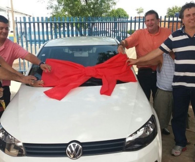 Por meio de suas emendas, deputado Eduardo Rocha entrega carro para Apae de Bataguassu