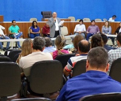 Vereadores e prefeito reúnem-se com senador Pedro Chaves na Câmara
