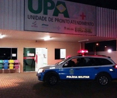 Homem é atacado e esfaqueado por trio quando chegava em casa 