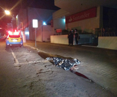 Grupo de travestis foge em carro após matar ‘Paola Bracho’ a facadas
