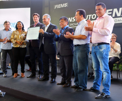 Vereadores prestam homenagem a governador e representantes da indústria