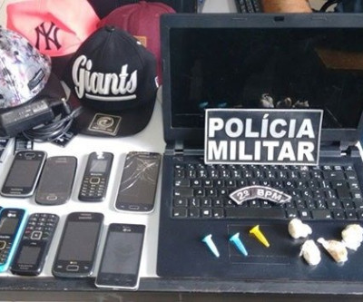 Ponto de venda de drogas é fechado pela PM e jovem de 18 anos é apontada como chefe do tráfico