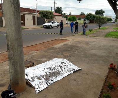 Motociclista perde a vida após bater em poste no Santos Dumont