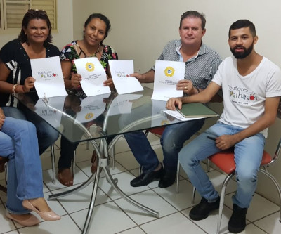 Membros da Associação Sul-mato-grossense Girassol Cultura pedem apoio a Eduardo Rocha