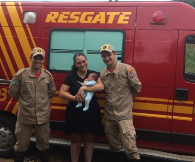 Soldado do Corpo de Bombeiros visita recém-nascido que salvou via telefone 193