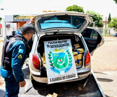 Após perseguição, motorista abandona veículo com meia tonelada de maconha