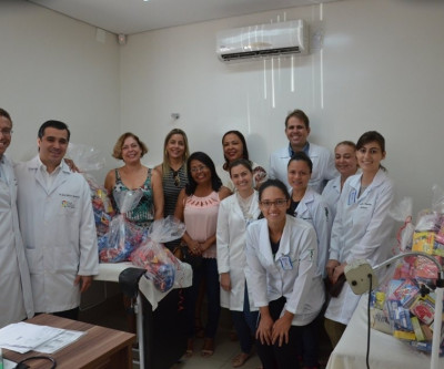 Instituto do Câncer recebe doação de caixas de gelatina e R$ 800 de alunos da escola Joaquim Marques de Souza 