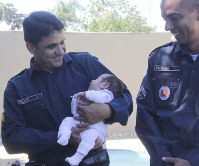Equipe policial visita bebê que quase nasceu dentro de veículo