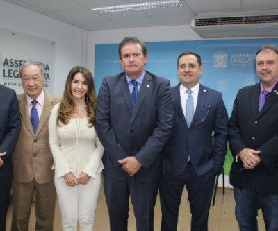 Eduardo Rocha, líder do MDB na Assembleia, anuncia que bancada deixa base de Reinaldo Azambuja