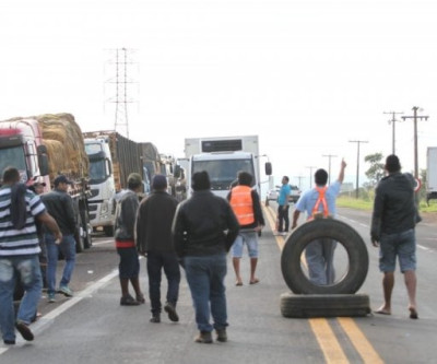 Caminhoneiros mantêm bloqueios em 74 pontos das rodovias de MS