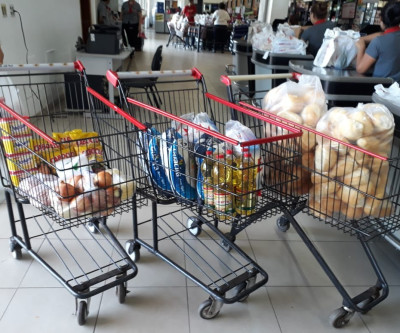 Caminhoneiros em greve contra alta no preço dos combustíveis recebem ajuda de empresários três-lagoense