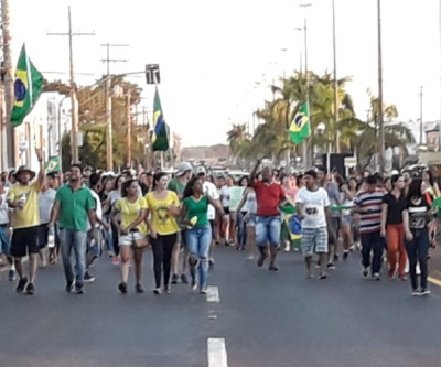 Centenas vão à Ranulpho Marques Leal em apoio à greve dos caminhoneiros