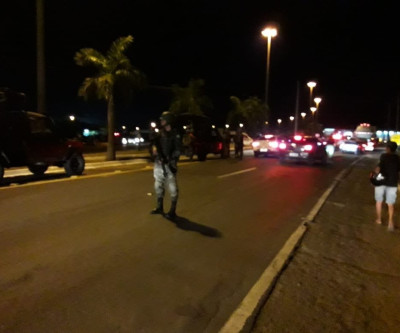 Caminhões tanque são escoltados pela PRF e PM em Três Lagoas