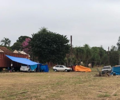 Famílias de ciganos acampam nos trilhos da NOB em Três Lagoas