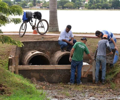 Após reparos na fonte luminosa, parede de contenção de água é reconstruída na Lagoa Maior