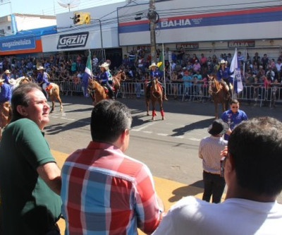 Deputado Eduardo Rocha prestigia tradicional cavalgada em Paranaíba