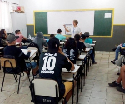 Palestra sobre gravidez na adolescência é ministrada para alunos