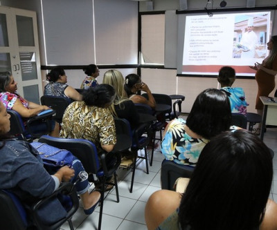 Curso sobre manipulação de alimentos é dado a cozinheiras e nutricionistas