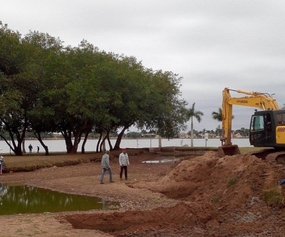 Limpeza de bacia de contensão da Lagoa Maior é realizada