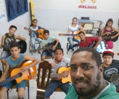 Alunos do Projeto Canta Brasilândia retornam às aulas de violão