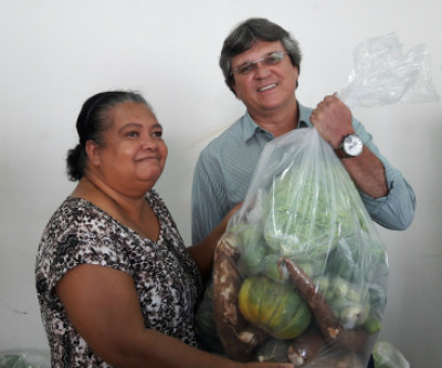 Prefeito Dr. Antonio entrega Kit Hortifruti para famílias carentes 