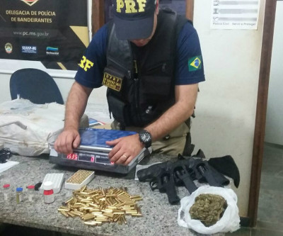 PRF apreende maconha, armas, munições, anabolizantes e cédulas falsas em veículo