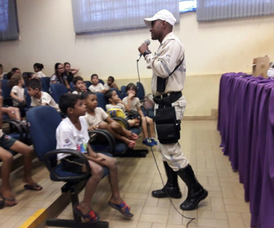 Departamento de Trânsito palestra para crianças no Crase