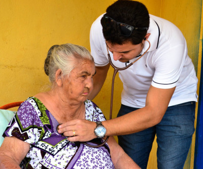 Médico da rede pública faz atendimento domiciliar no município