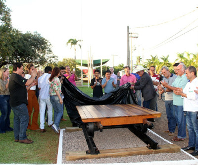 Monumento em homenagem aos ferroviários é instalado na Praça Ramez Tebet