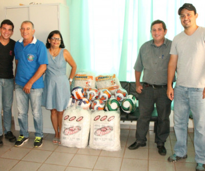 Secretaria de Esportes recebe materiais esportivos da Fundesporte