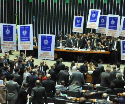 Sob protestos, Câmara dos Deputados aprova reforma trabalhista por 296 votos a 177