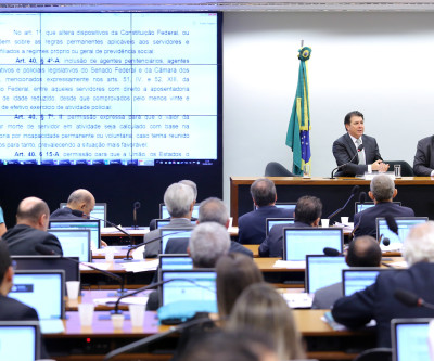 Comissão aprova texto-base da reforma da Previdência e agentes penitenciários invadem auditório para interromper os trabalhos