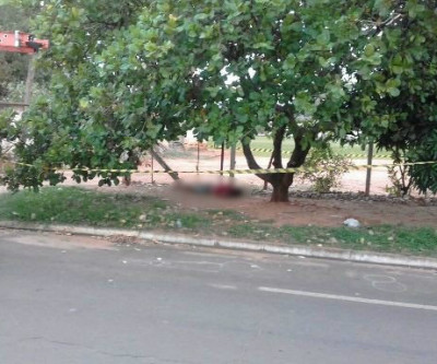 Homem assassinado foi visto sangrando e com corrente e cadeado preso ao pescoço