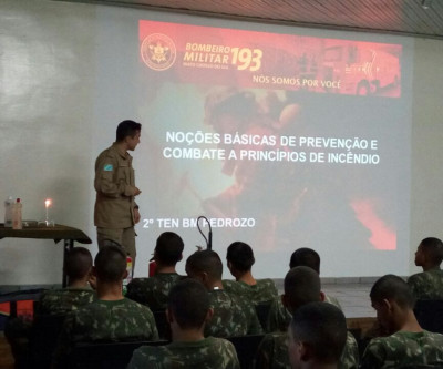 Bombeiro ministra instrução de combate a incêndio e salvamento aquático no Exército