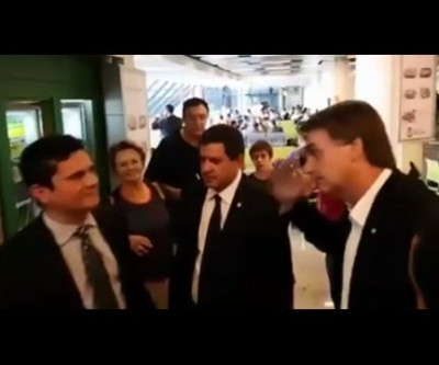 Bolsonaro bate continência para Moro e é desprezado