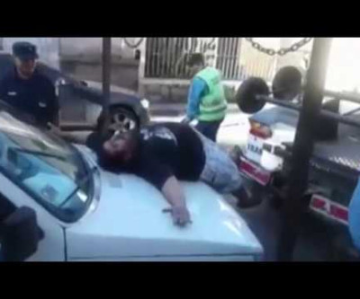 Para evitar ter seu carro rebocado, homem simula ataque nervoso e vira hit na web