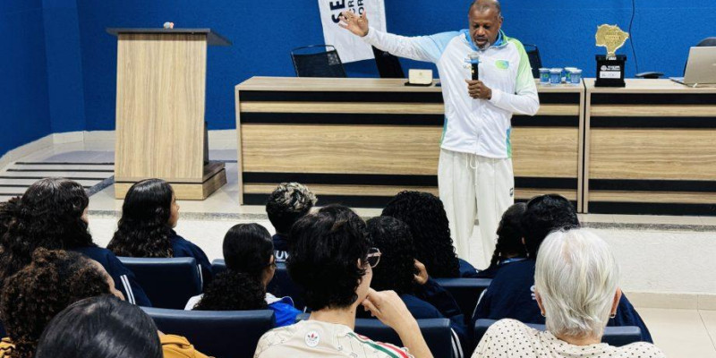 Palestra com ídolo do atletismo brasileiro fortalece formação de atletas de Três Lagoas