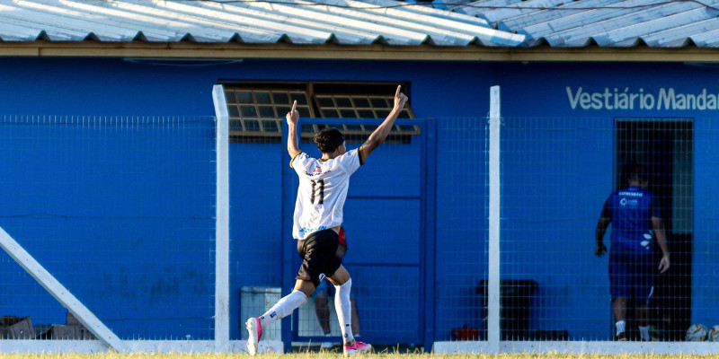 Misto vence o Comercial com dois jogadores a menos e fica a um passo do acesso à Série A