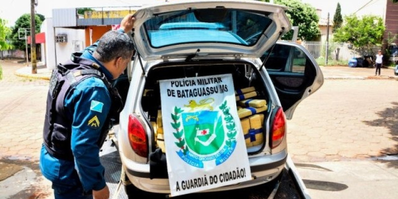 Após perseguição, motorista abandona veículo com meia tonelada de maconha