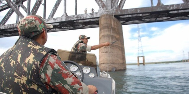 Pescador é multado por pescar sem licença no Rio Sucuriú