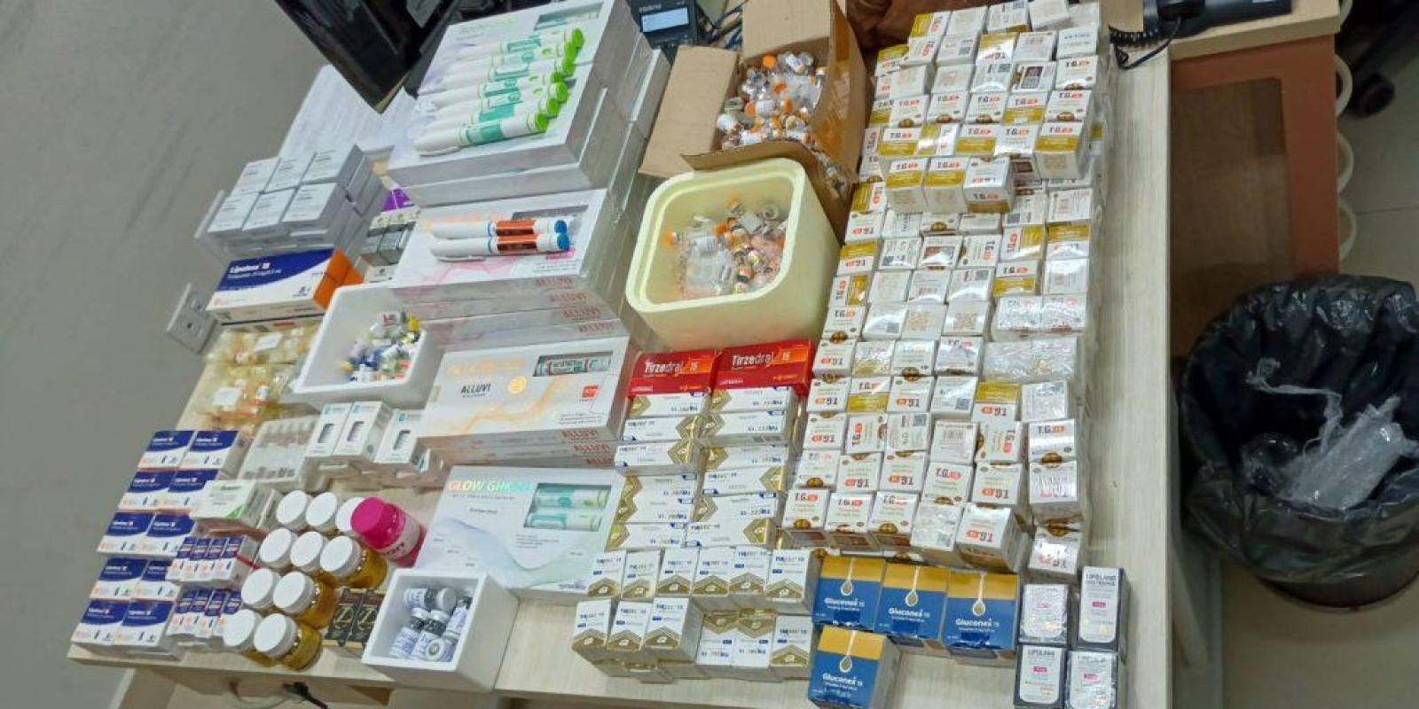 Mega operação apreende mais de 2,3 mil medicamentos irregulares e dezenas de cigarros eletrônicos